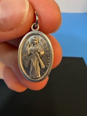 Divine Mercy Oval Religious Medal Pendant - Silver Tone
